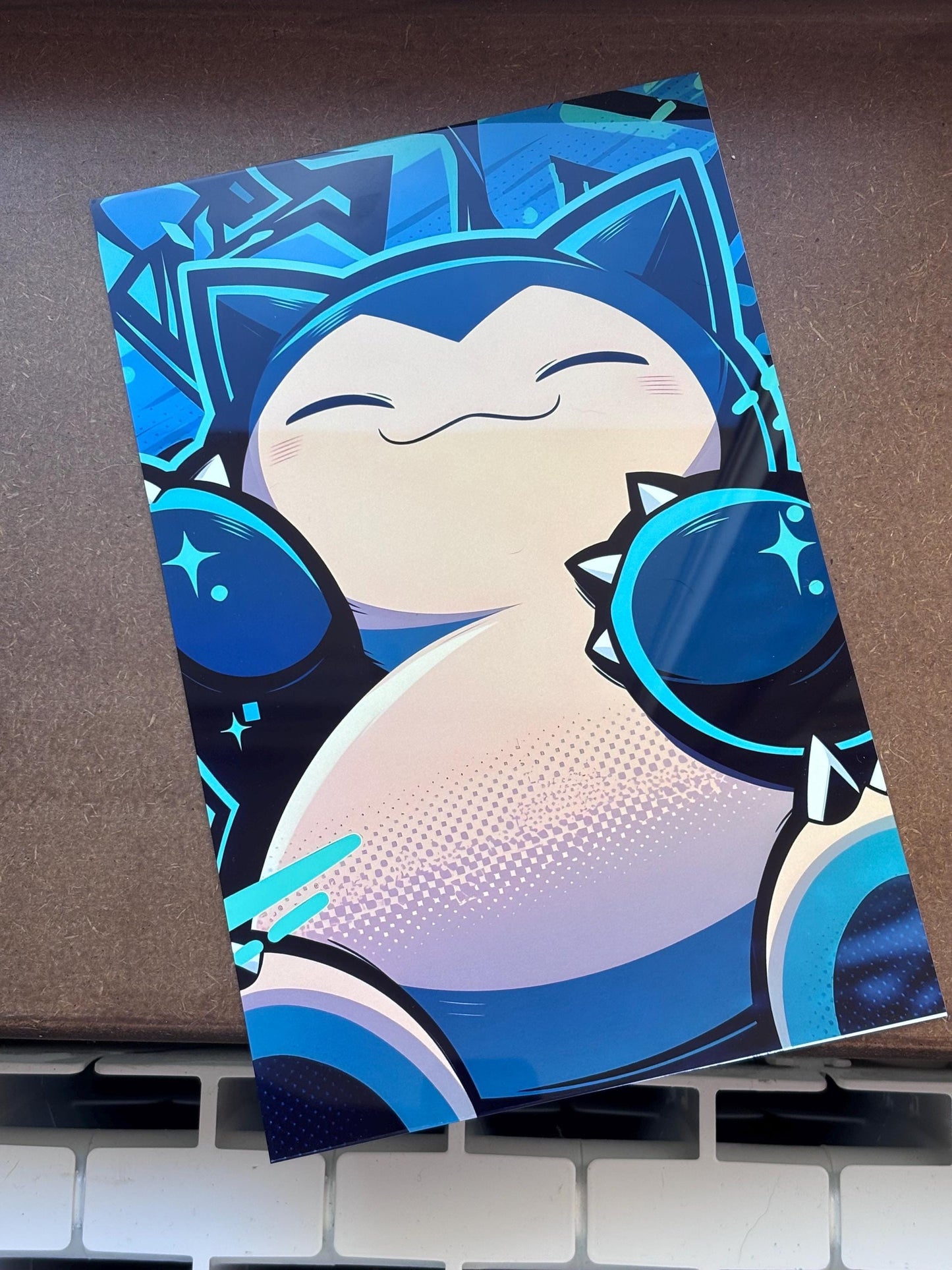 Poster Métal Ronflex Graffiti – Art Mural Pokémon Street Art | Impression Aluminium Brillante Décoration Gaming