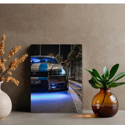 Poster Métal Nissan Skyline R34 – Art Mural JDM Néon Bleu Drift | Impression Aluminium Brillante Décoration Garage