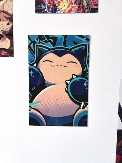 Tableau métallique en aluminium brillant représentant le Pokémon Ronflex souriant les yeux fermés dans un style graffiti urbain avec des lignes épaisses noires et des accents bleu cyan sur fond de lettrage de rue bleu nuit.