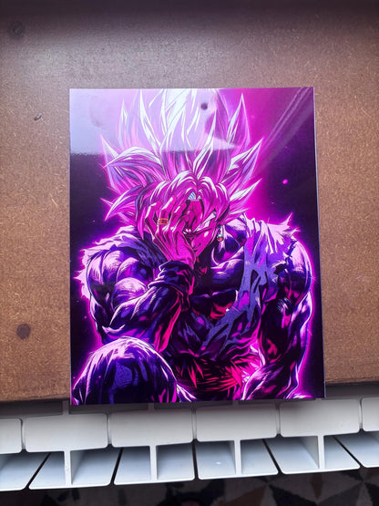 Tableau en aluminium brillant montrant un poster métallique d'un super guerrier manga aux cheveux roses et à l'aura néon violette intense, posé en situation de décoration murale.