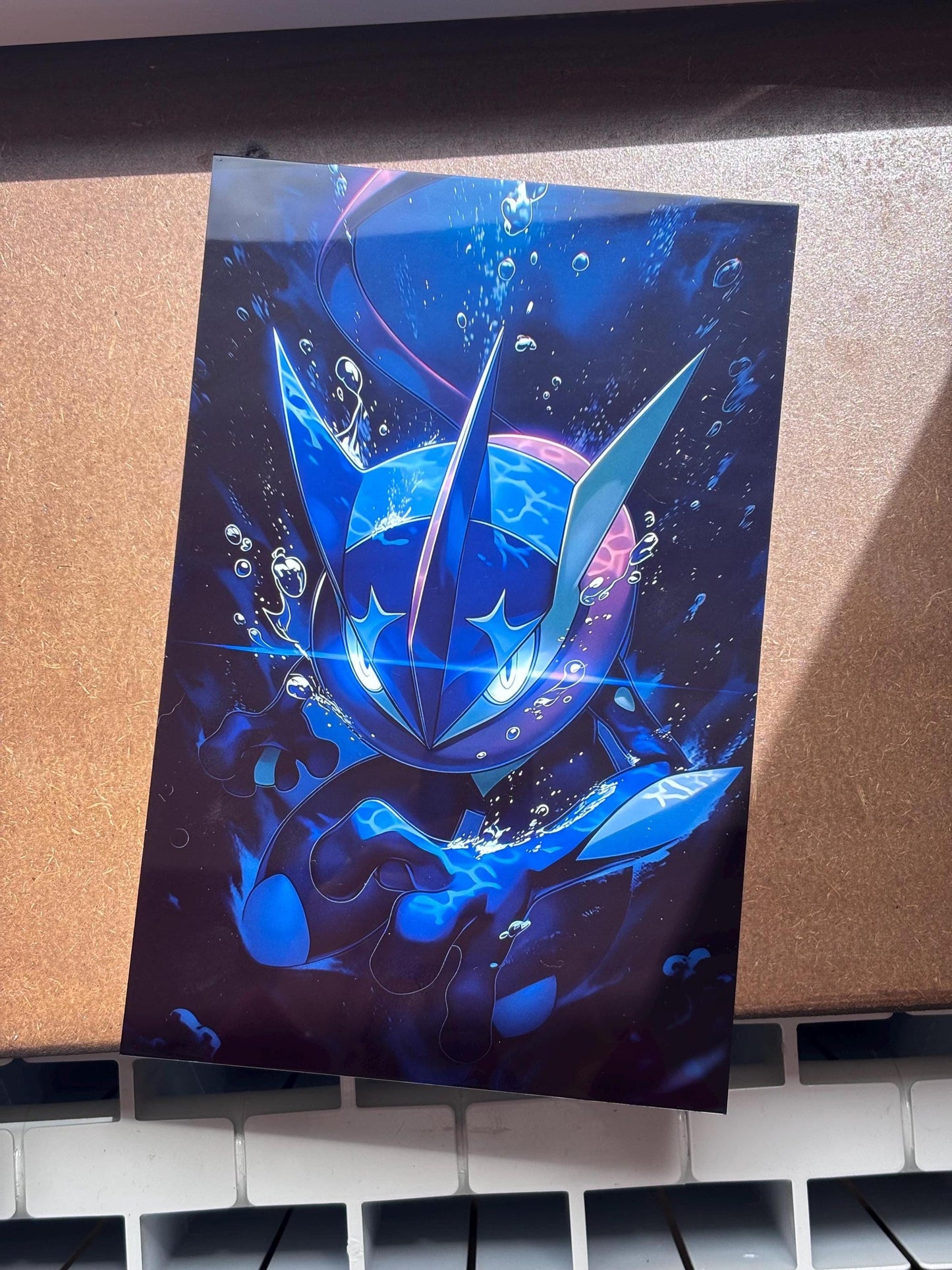 Poster Métal Amphinobi – Art Mural Pokémon Cyber Ninja Néon Bleu | Impression Aluminium Brillante Décoration Gaming